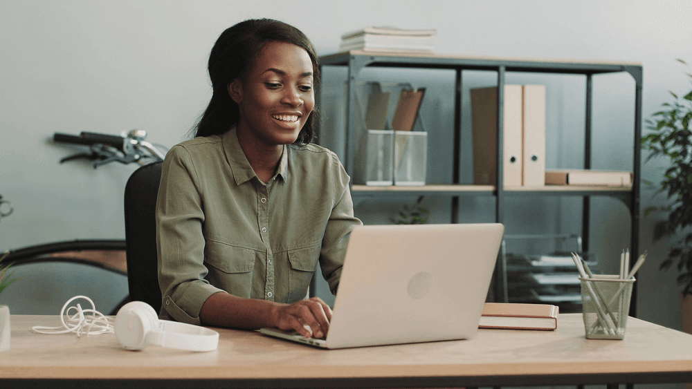 Tecunit specialist working at a modern office desk